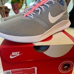 NIB Woman’s Nike